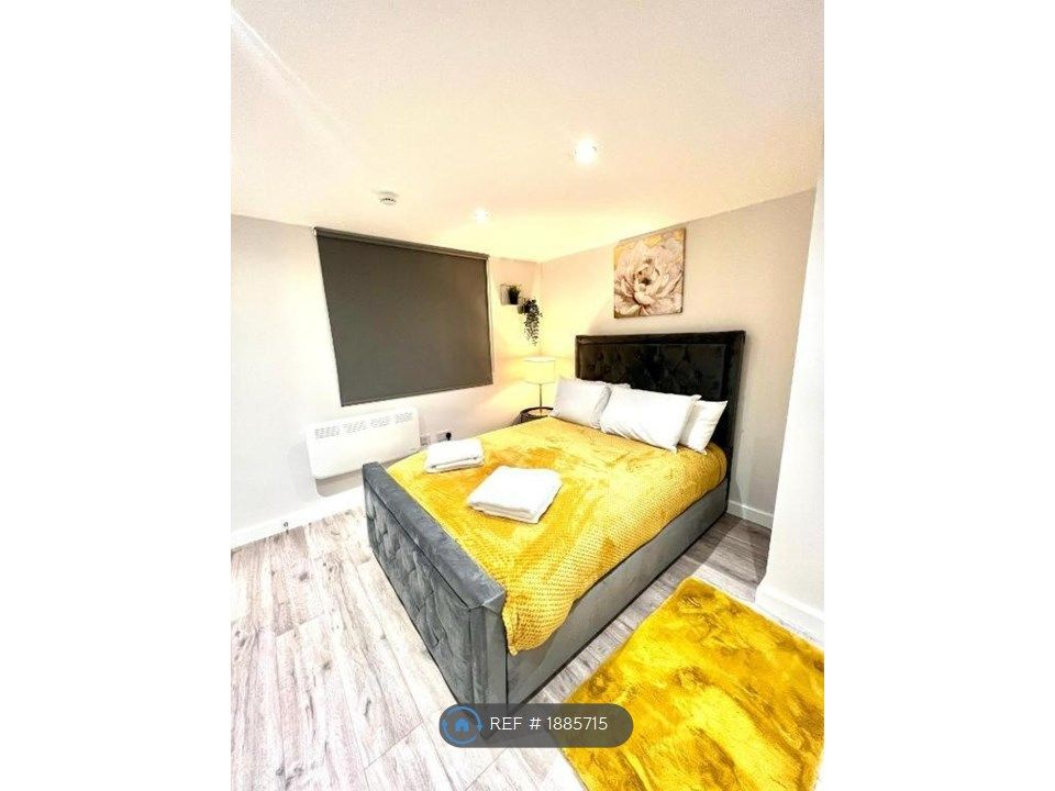 Room to rent in Oak Way, Feltham TW14, £900 pcm Zoopla