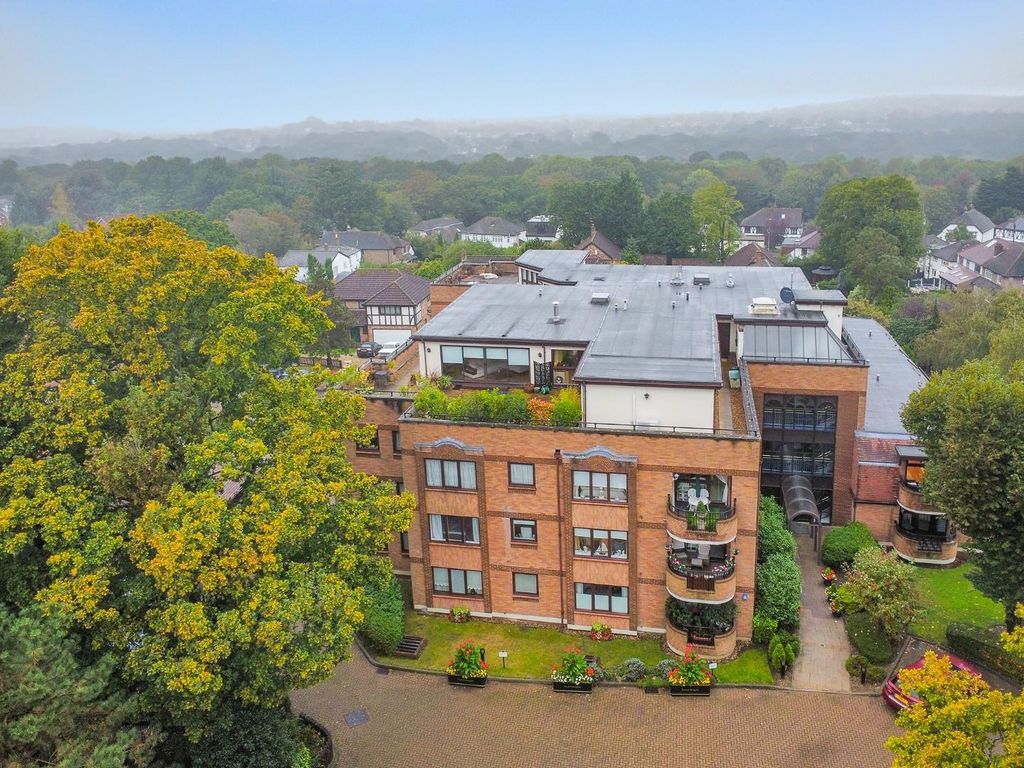 2 bed flat for sale in Epping New Road, Buckhurst Hill IG9, £450,000