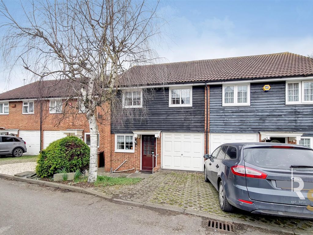 3 bed semidetached house for sale in Meadow Close, North Chingford E4