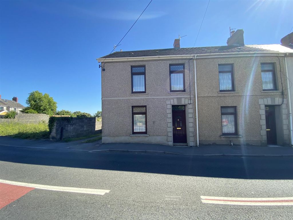 4 bed end terrace house for sale in Danlan Road, Pembrey, Burry Port