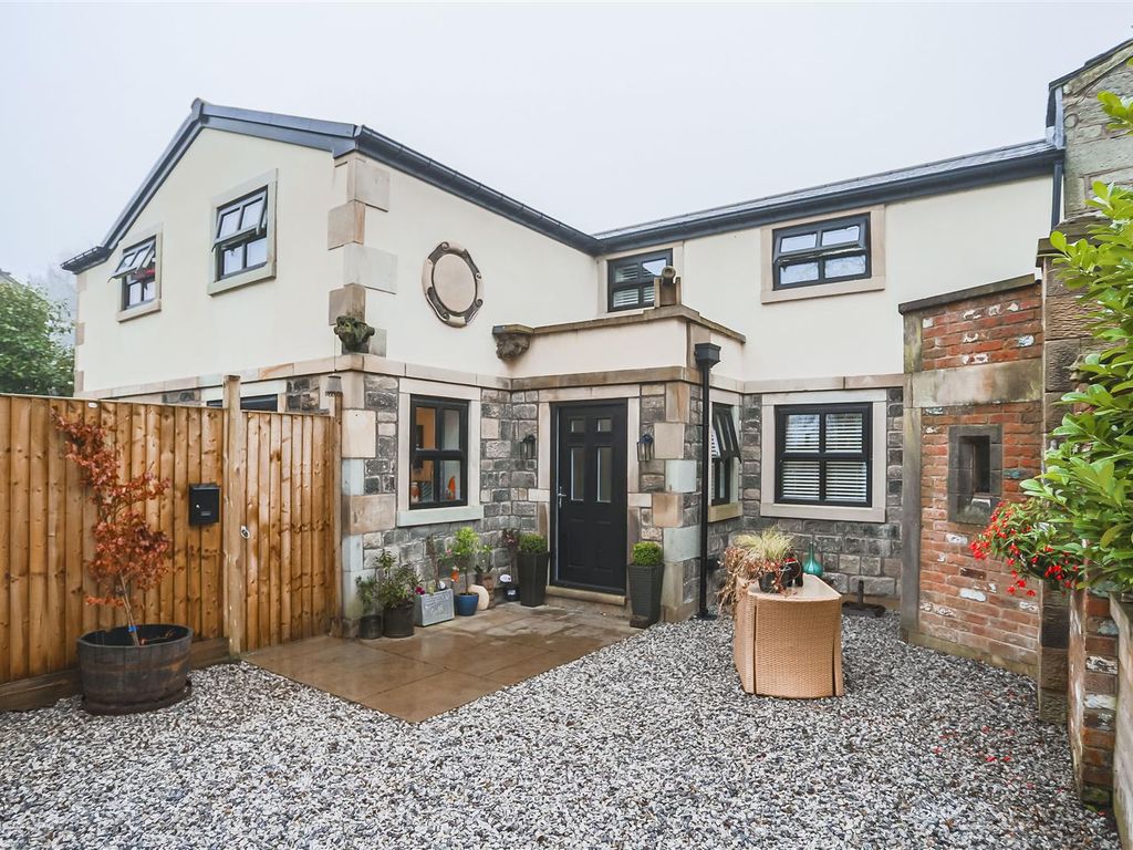 4 bed semidetached house for sale in Brandlesholme Road, Greenmount