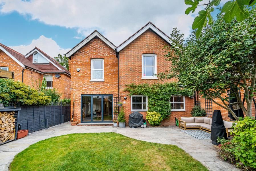 4 bed property to rent in Ferndale Road, Horsell, Woking GU21, £3,250