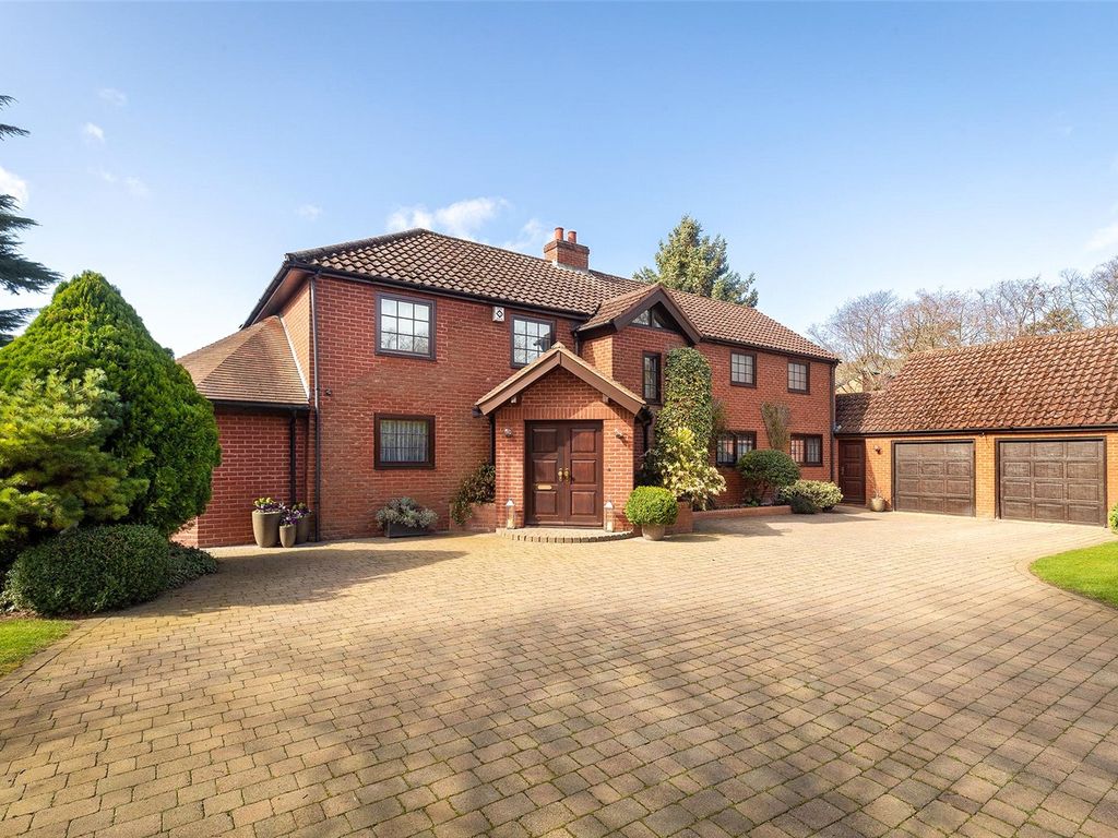 4 bed detached house for sale in Saxon Close, Exning, Newmarket