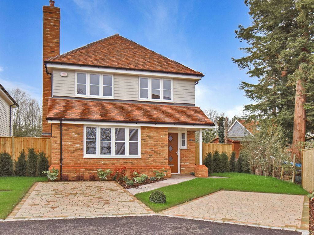 New home, 4 bed detached house for sale in Viaduct Terrace, Warehorne