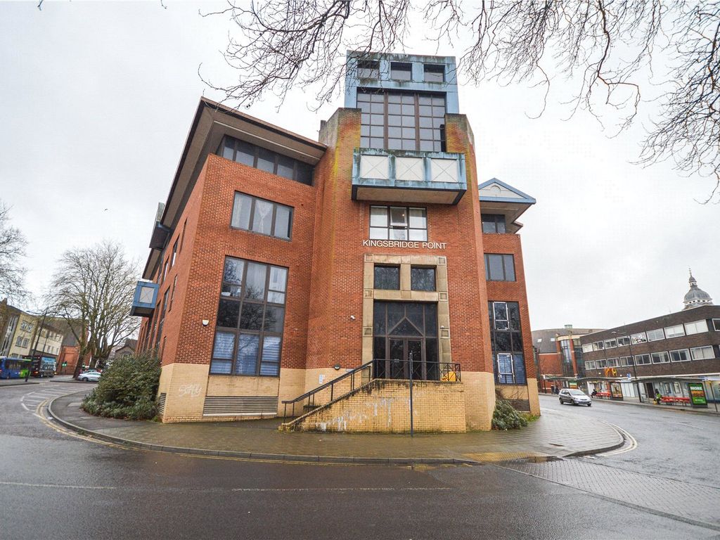 2 bed flat to rent in Kingsbridge Point, Town Centre, Swindon SN1, £