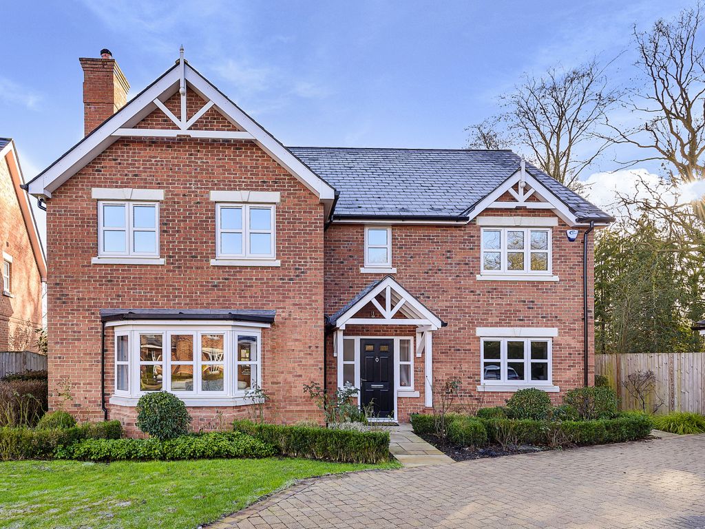 5 bed detached house to rent in Blue Bird Gate, Horley, Surrey RH6, £3,800 pcm Zoopla