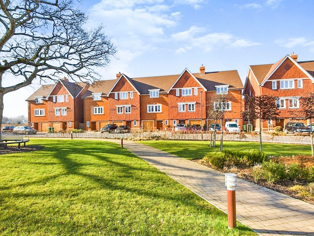 4 bed town house for sale in Morton Avenue, Horsham RH12 Zoopla