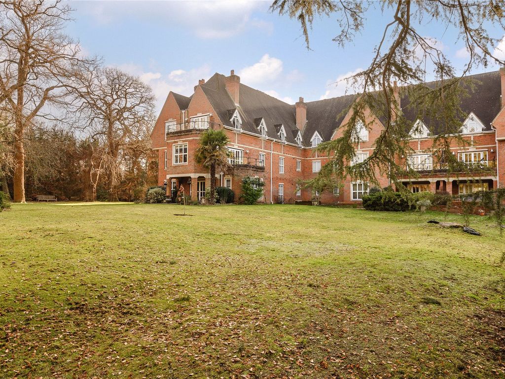 3 bed flat for sale in The Water Gardens, Warren Road, Kingston Upon