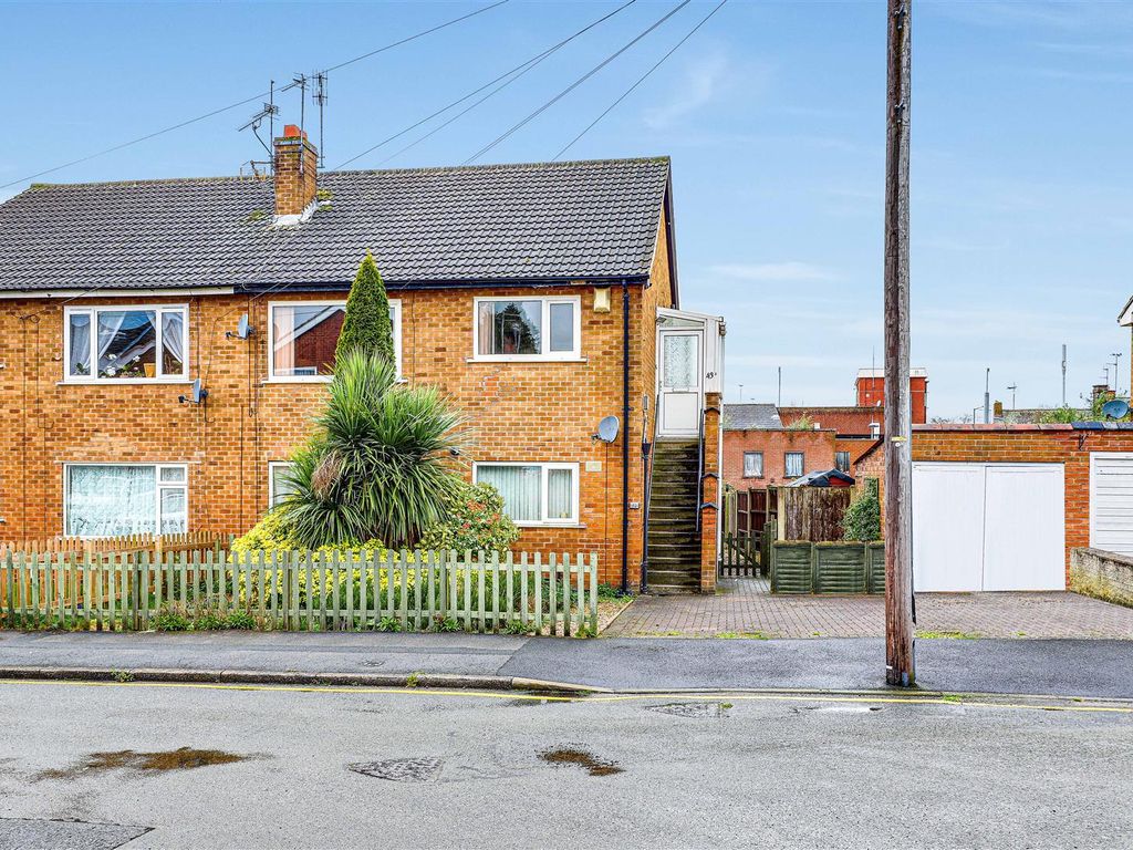 2 bed to rent in Smithy Crescent, Arnold, Nottinghamshire