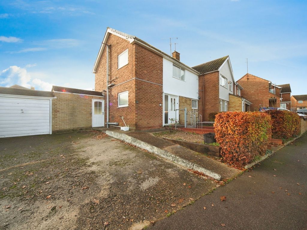 3 bed semidetached house for sale in Ashfield Way, Luton LU3, £375,000