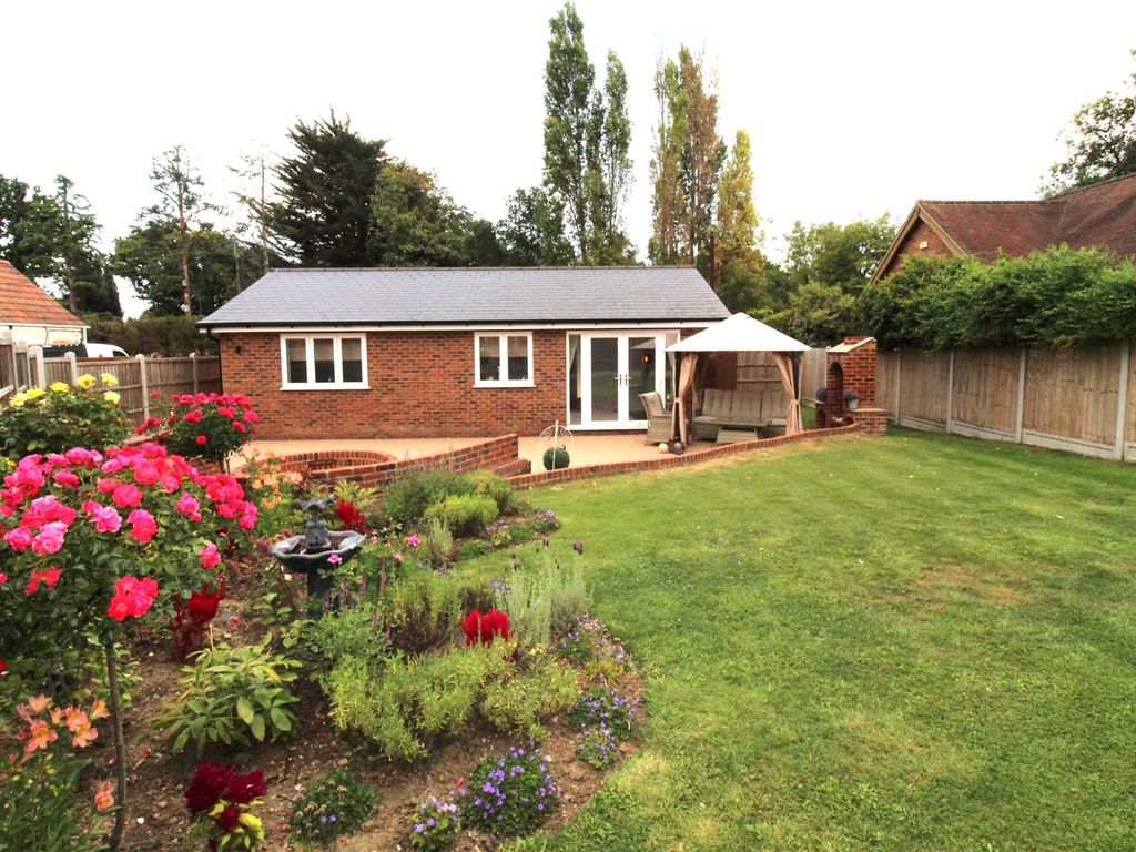2 bed bungalow for sale in Rayleigh Downs Road, Rayleigh, Essex SS6