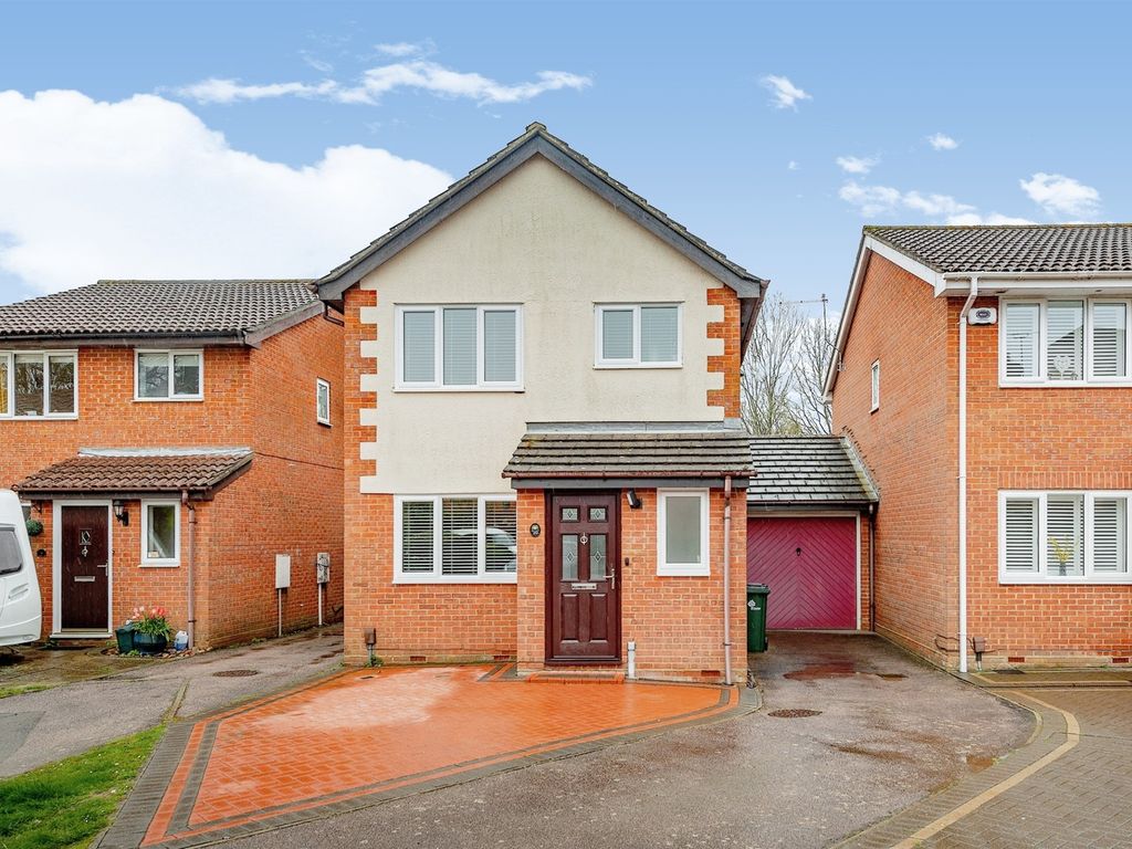 3 bed linkdetached house for sale in Athelstan Close, Worth, Crawley