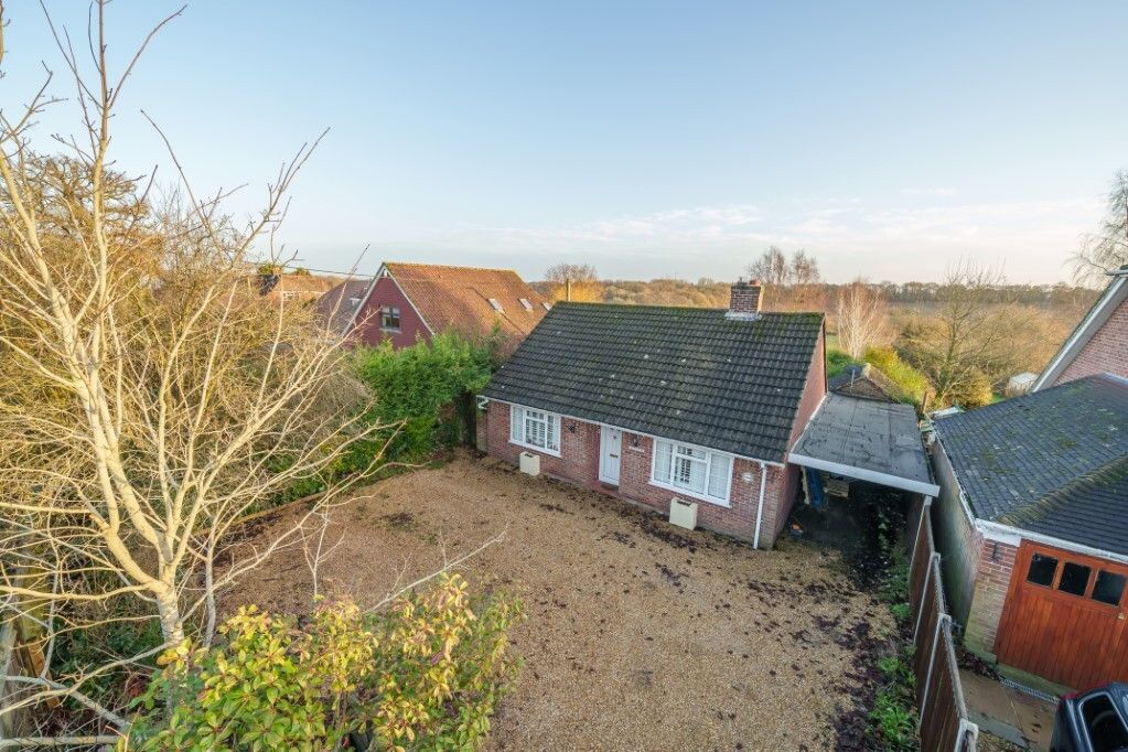 3 bed bungalow for sale in Southend Road, Bradfield Southend, Reading