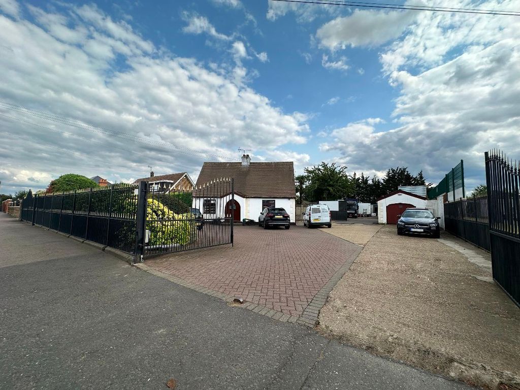 3 bed detached house for sale in Crow Lane, Romford RM7 Zoopla