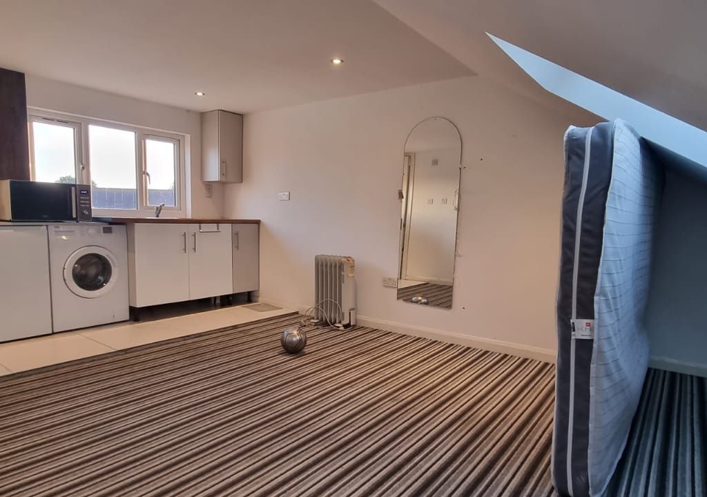 1 bed flat to rent in Ewell Road, Surbiton KT6, £1,095 pcm Zoopla