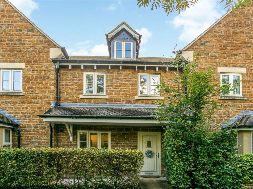 4 bed terraced house to rent in Crab Tree Close, Bloxham, Banbury OX15