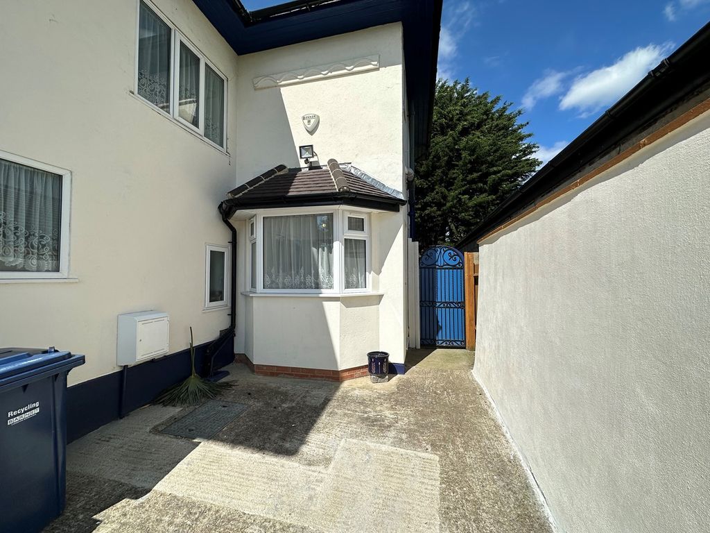 Studio to rent in St Margarets Road, Edgware HA8, £1,000 pcm Zoopla