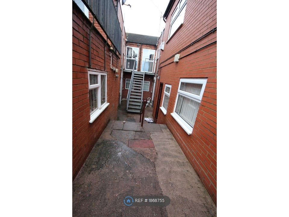 2 bed flat to rent in Abbots Walk, Stafford ST16, £620 pcm Zoopla