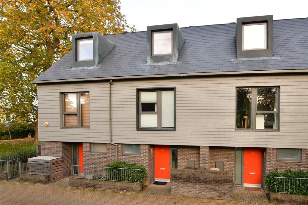 3 bed town house for sale in Riverbank Way, Wallington, Surrey SM6, £