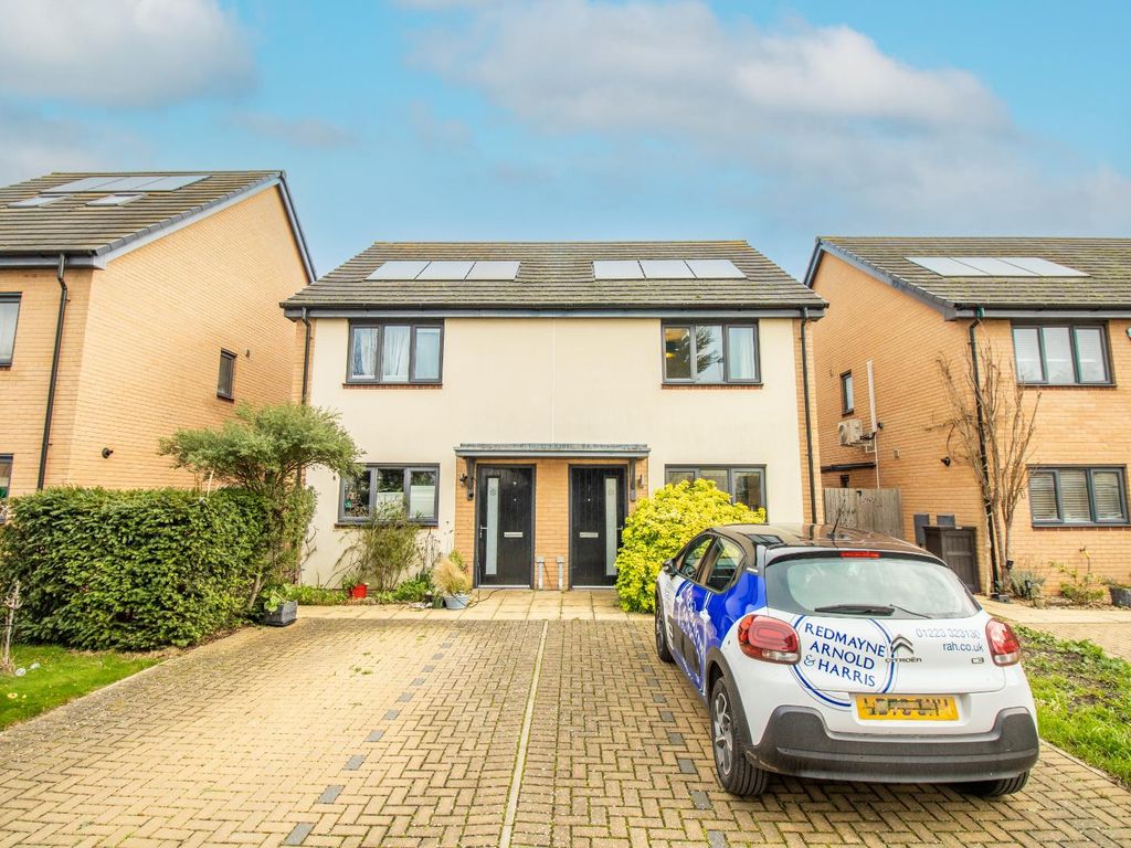 2 bed semidetached house to rent in Latimer Close, Cambridge CB5, £