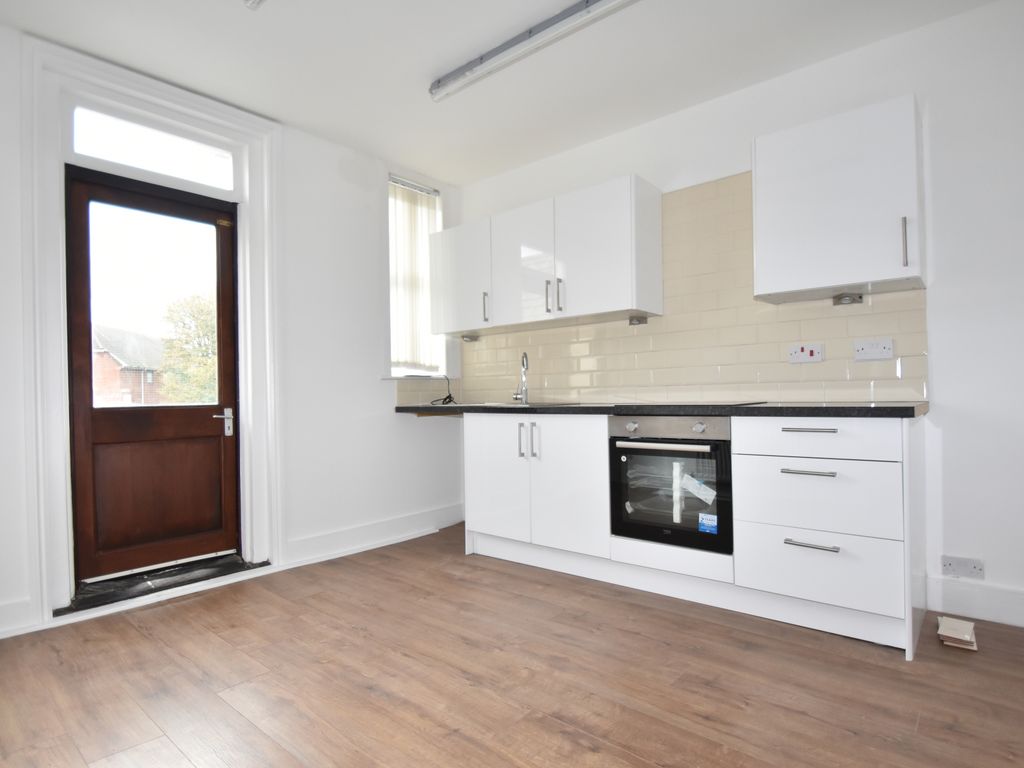 2 bed flat to rent in West Street, Fareham PO16, £1,100 pcm Zoopla