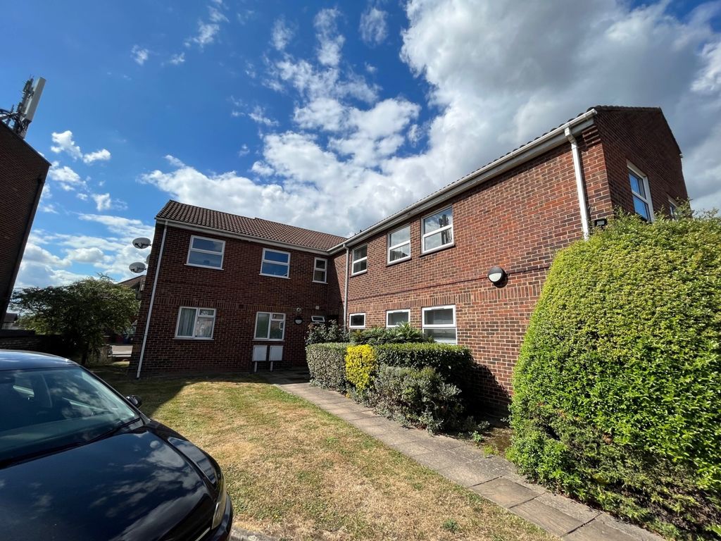 2 bed flat to rent in Castlebar Lodge, Audley Road NW4 Zoopla