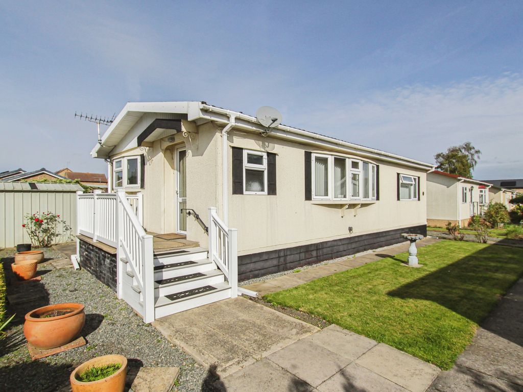 2 bed mobile/park home for sale in New Orchard Park, Littleport, Ely