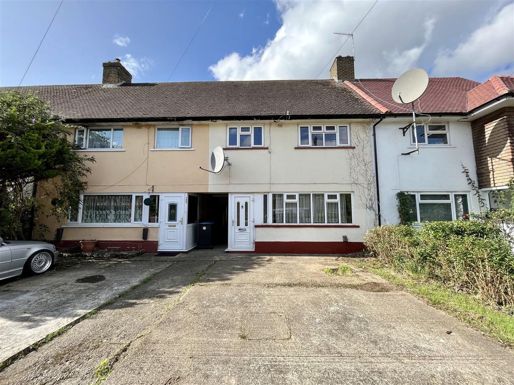 3 bed terraced house to rent in Linden Gardens, Enfield EN1, £2,150 pcm