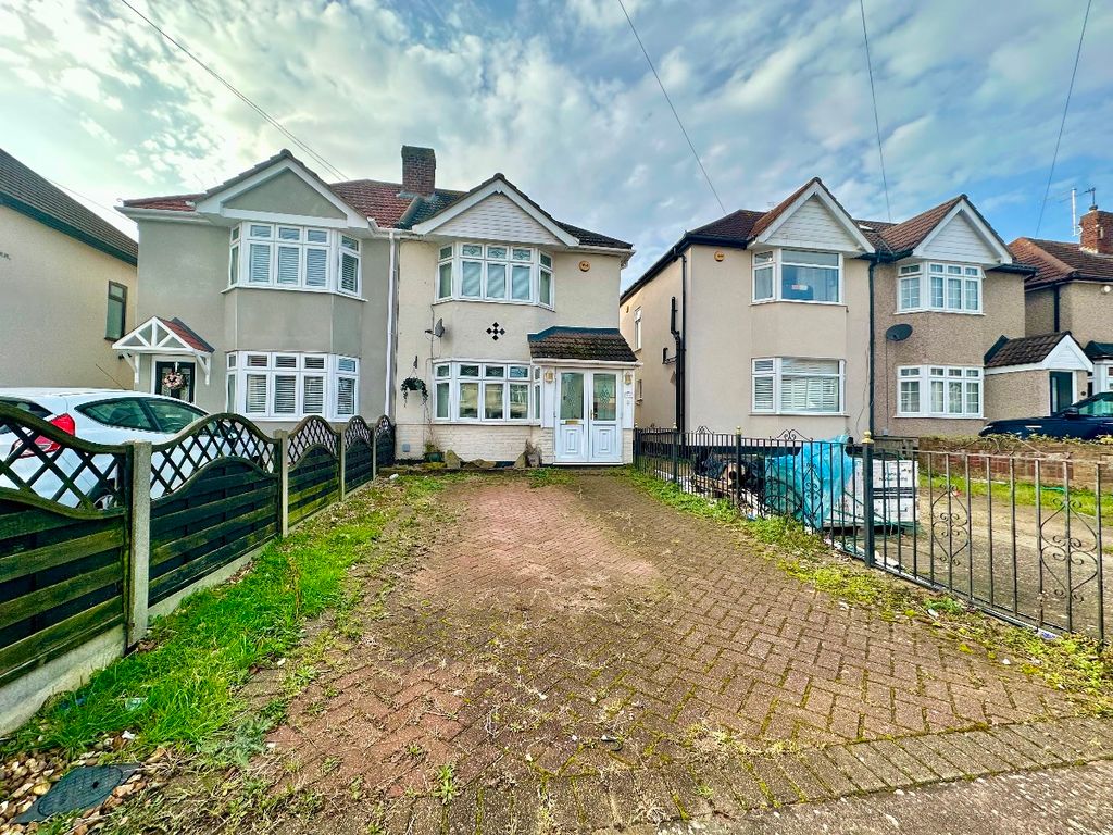 3 bed semidetached house for sale in Heaton Close, Romford RM3, £