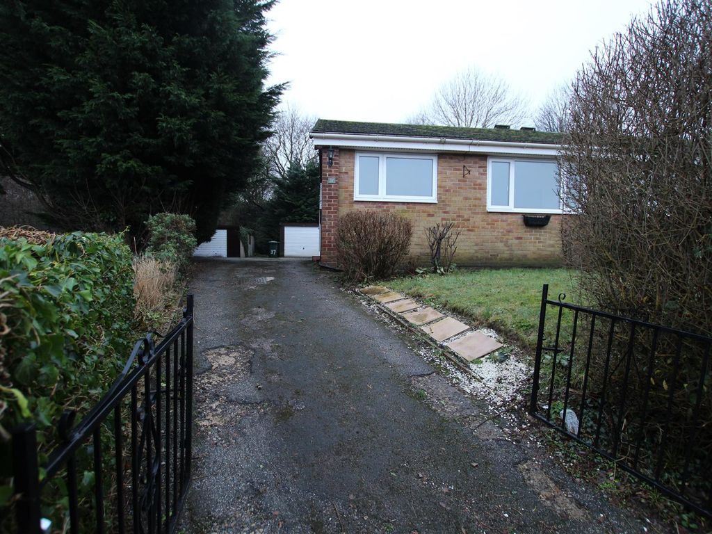 2 bed semidetached bungalow to rent in Oakdale Drive, Bradford BD10, £