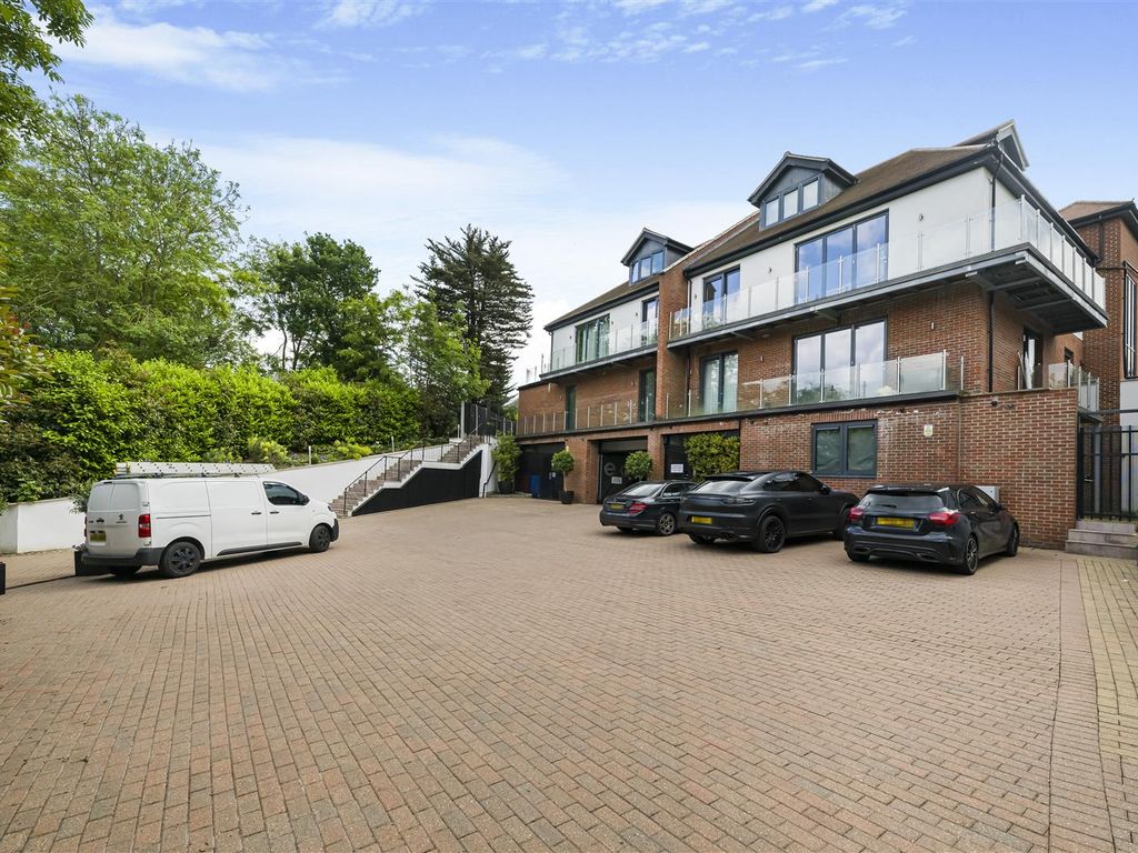 3 bed flat to rent in Eden Lodges, Chigwell IG7, £3,275 pcm Zoopla