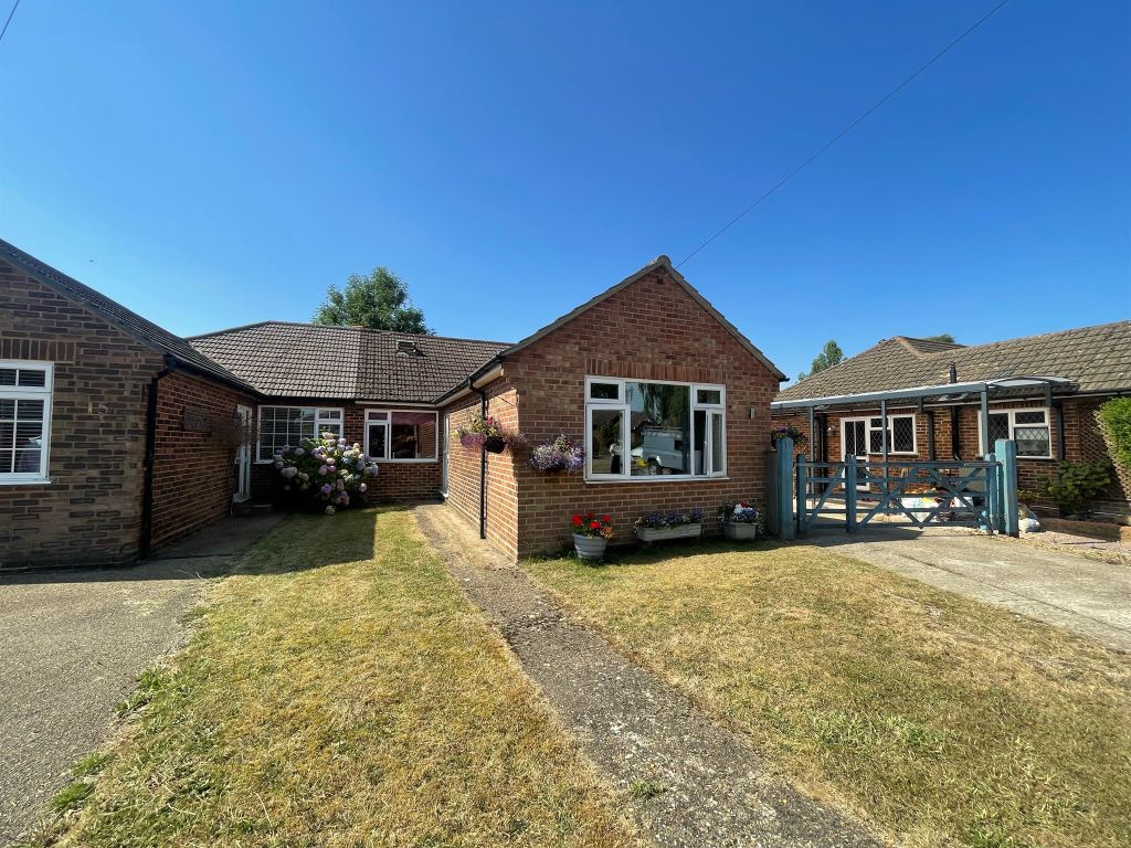 3 bed semidetached bungalow for sale in Widmore Close, Asheridge