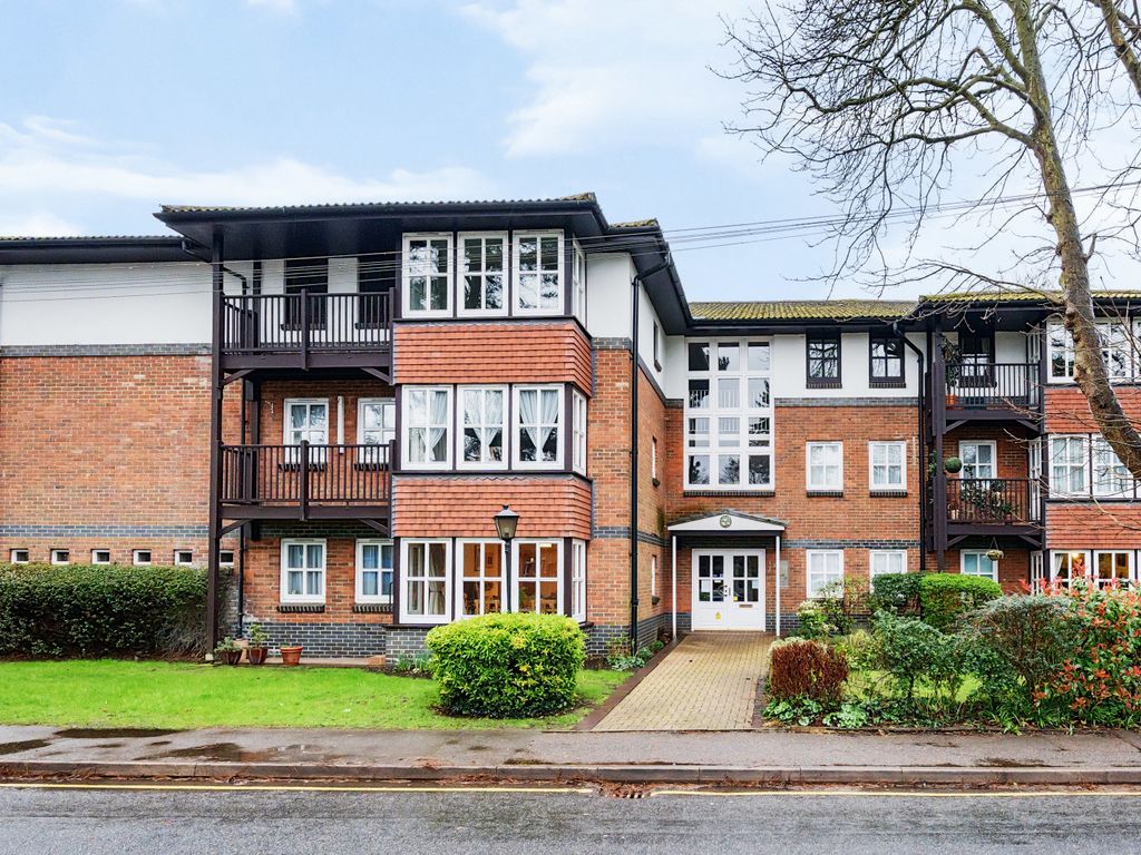 2 bed flat for sale in Madeira Road, West Byfleet KT14, £249,950 Zoopla