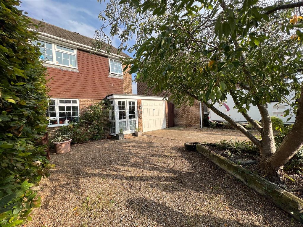 4 bed detached house for sale in Weavers Close, Staplehurst, Tonbridge