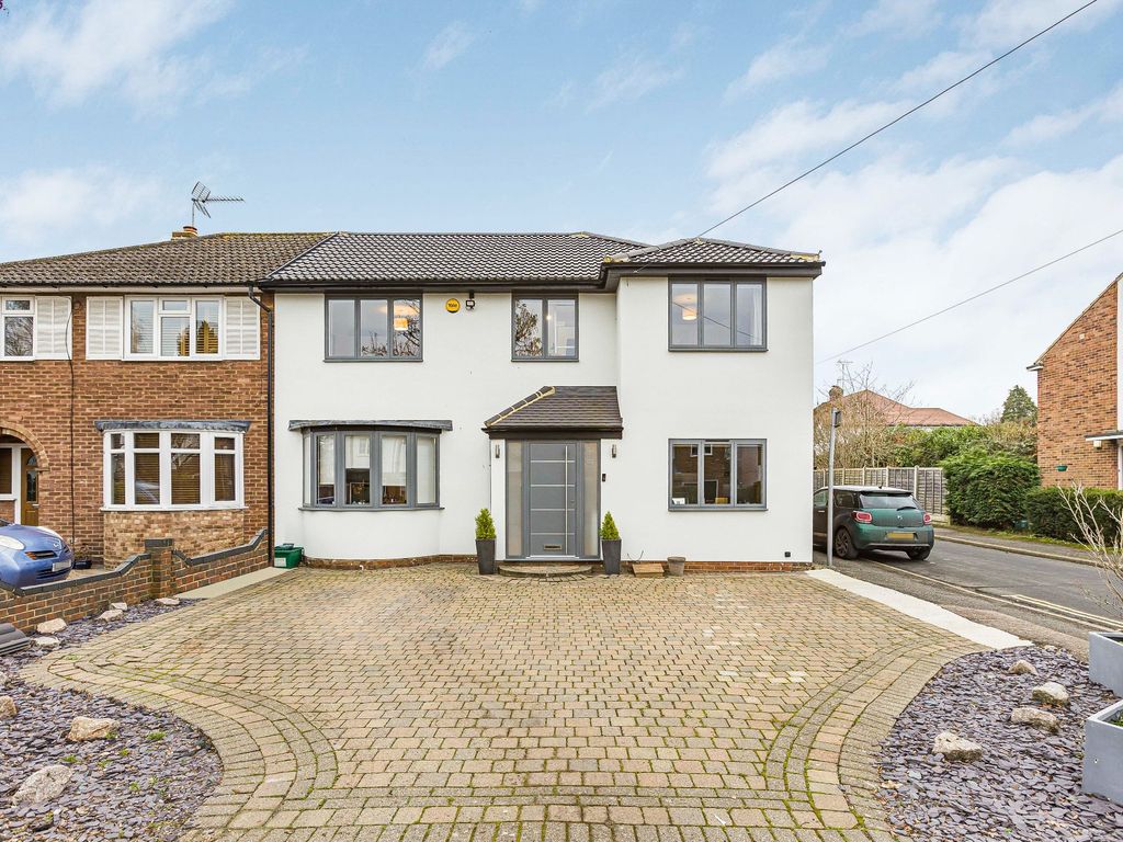 5 bed semidetached house for sale in Peplins Way, Brookmans Park