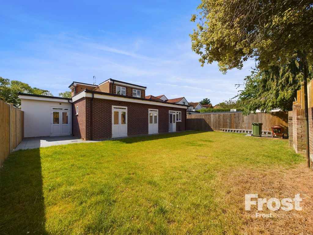 Room to rent in Talbot Road, Ashford, Surrey TW15, £1,100 pcm Zoopla