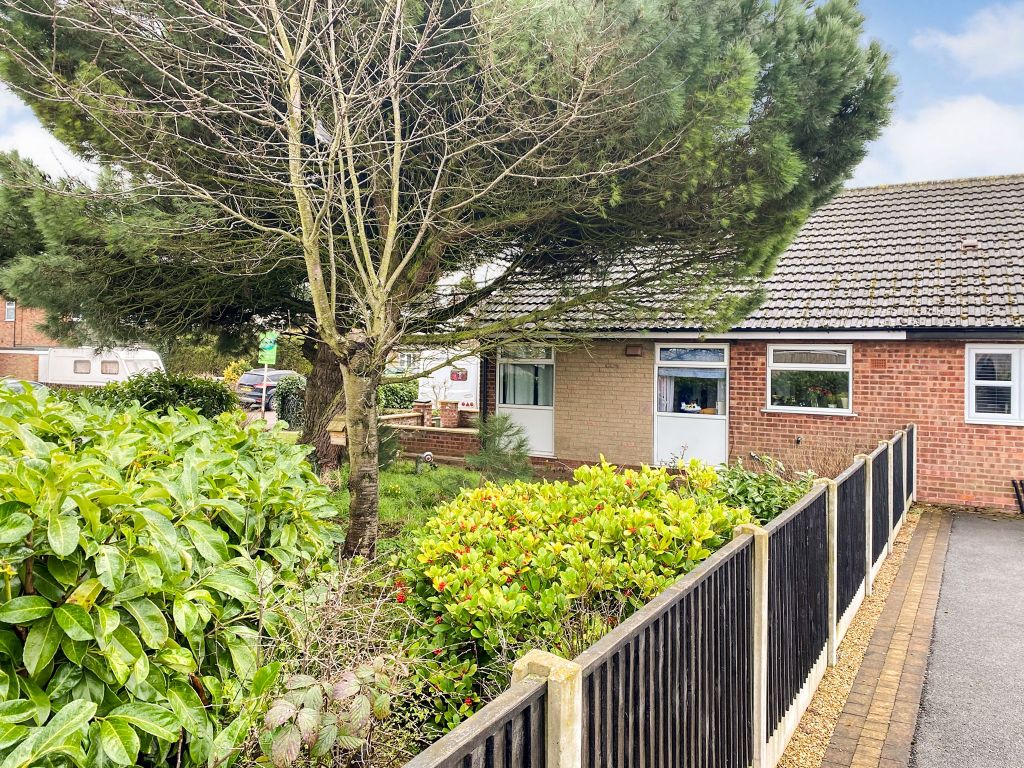 3 bed semidetached bungalow for sale in Holmwood Road, Rainworth