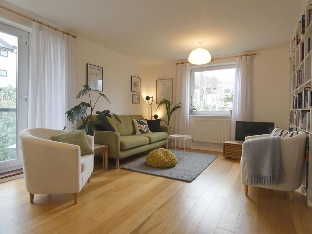 5 Peacock Close, London NW7  