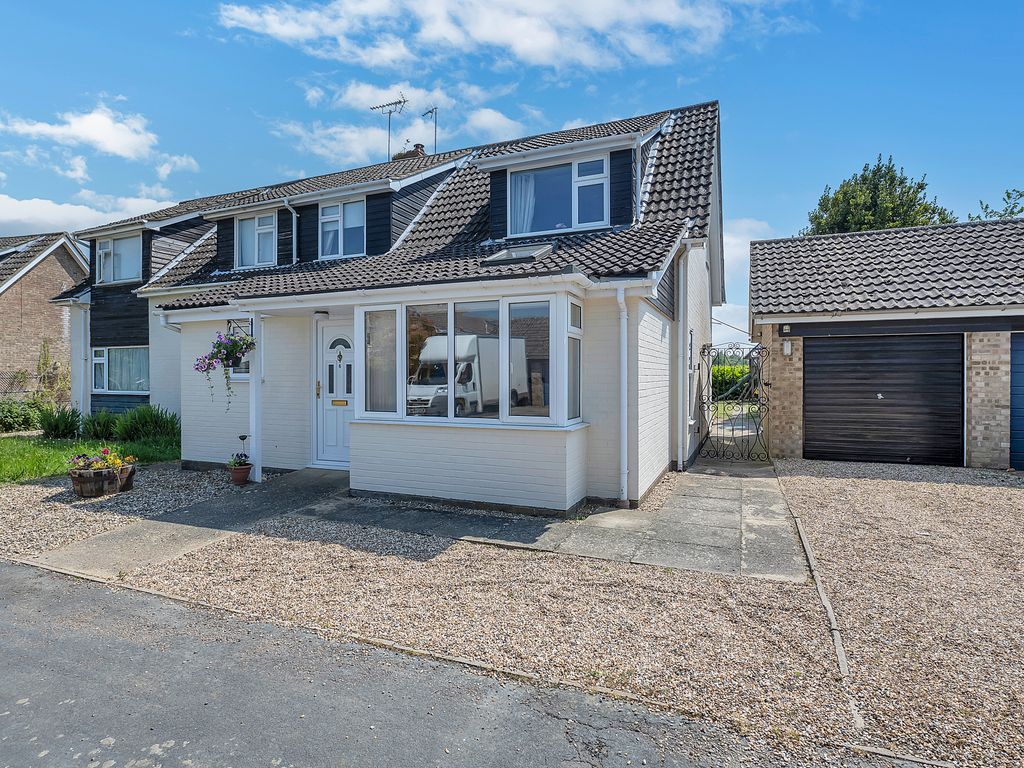 3 bed semidetached house for sale in Heath Close, Hessett, Bury St