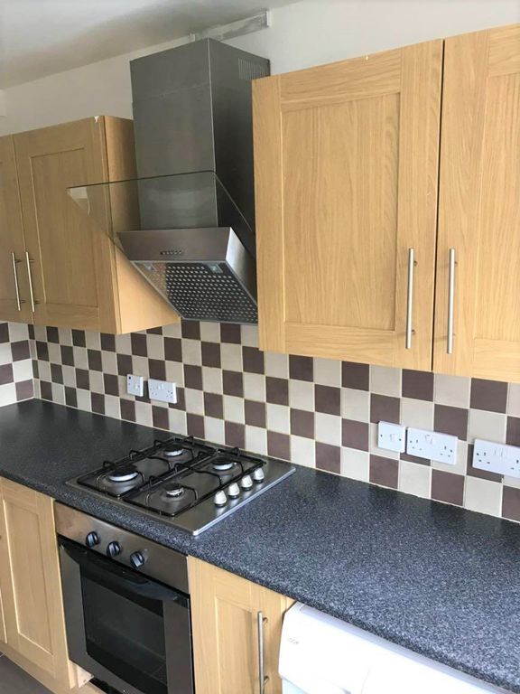 3 bed property to rent in Western Street, Sandfields, Swansea SA1, £