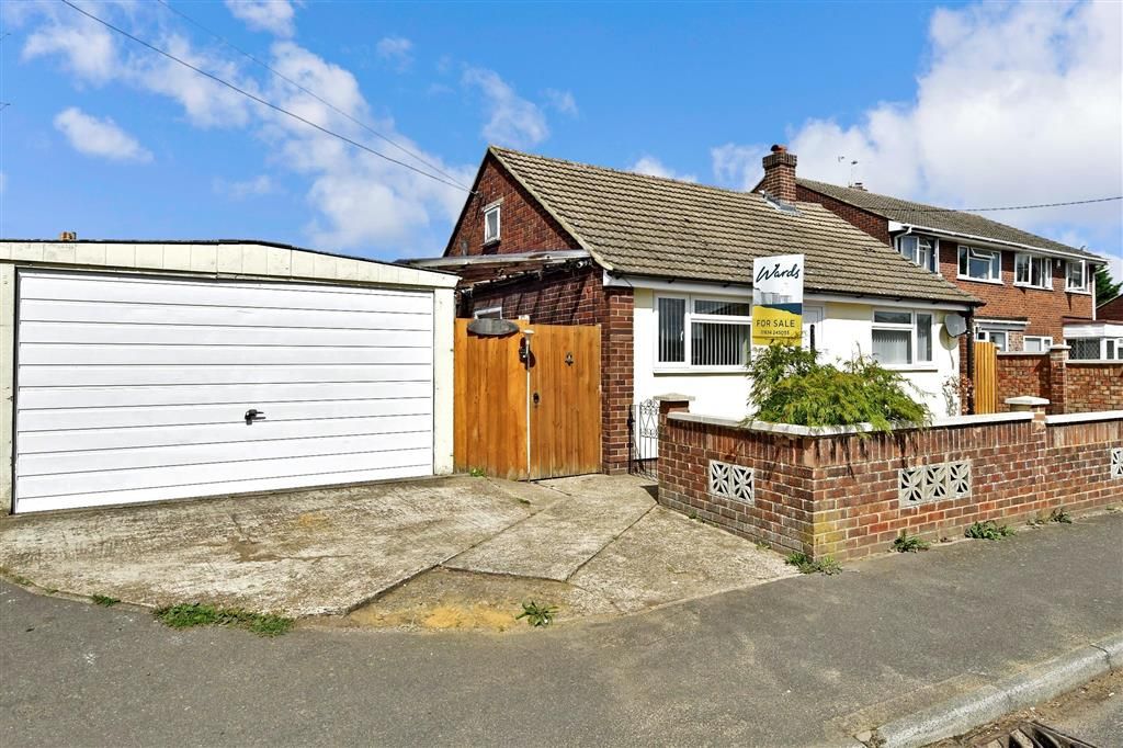 3 bed detached bungalow for sale in Apple Close, Snodland, Kent ME6