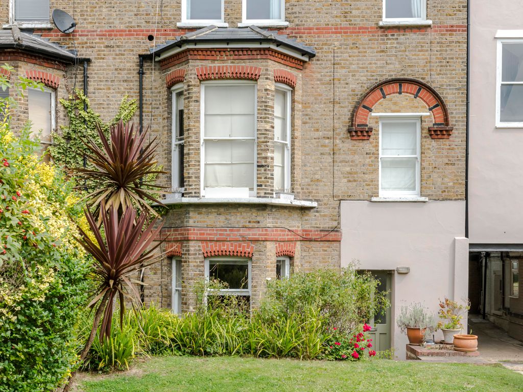 2 bed flat for sale in Thornton Hill, London SW19, £620,000 Zoopla