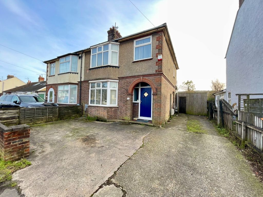 3 bed semidetached house for sale in Luton Road, Dunstable