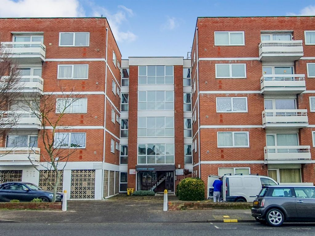 2 bed flat for sale in Carnarvon Road, ClactonOnSea CO15 Zoopla