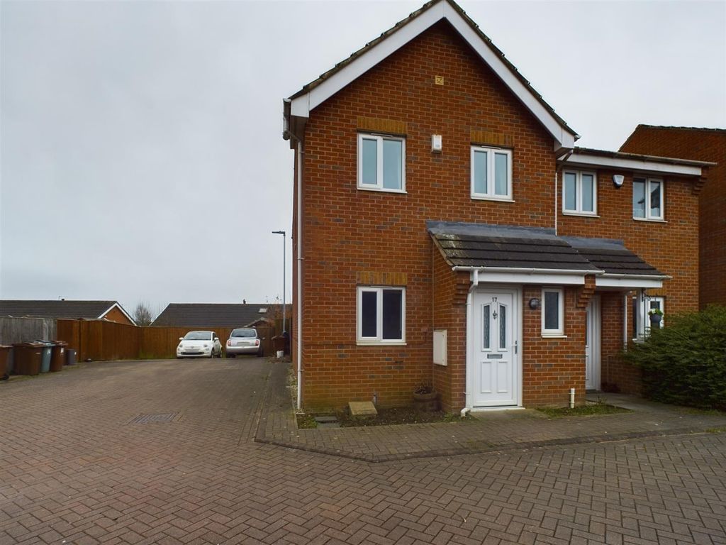 3 bed semidetached house for sale in Milton Gardens, Featherstone