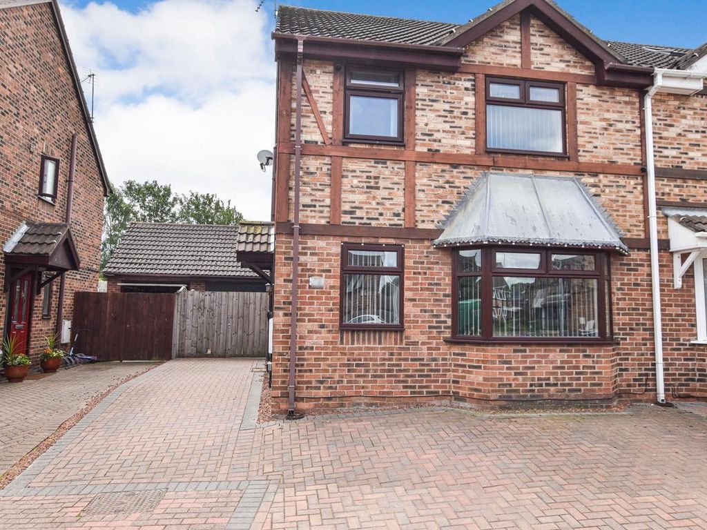 4 bed semidetached house for sale in Ashdene Close, Willerby, Hull