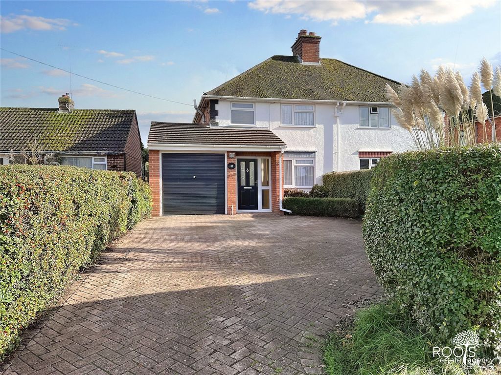 3 bed semidetached house for sale in Northfield Road, Thatcham
