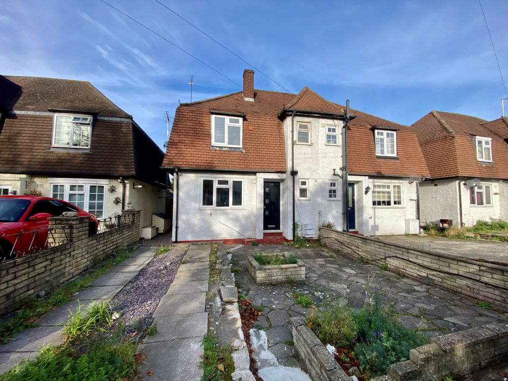 3 bed semidetached house to rent in Park View Road, Uxbridge UB8, £