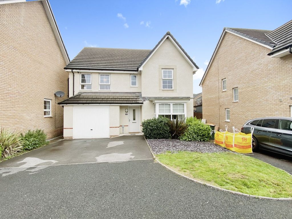 4 bed detached house for sale in Heol Senni, Bettws, Newport NP20, £