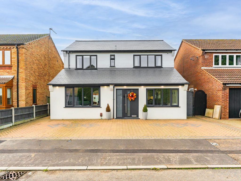4 bed detached house for sale in Roseview Close, Bradwell NR31, £